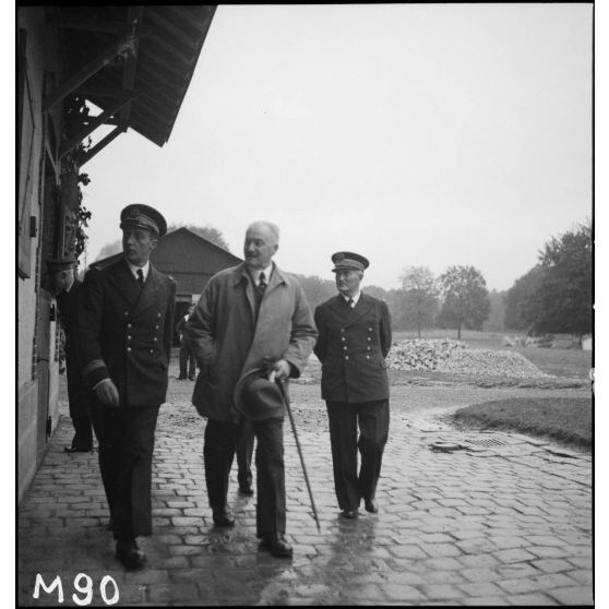 Albert Lebrun, président de la République, accompagné par l'amiral de la flotte François Darlan, chef d'état-major de la Marine, visite un camp d'entraînement des fusiliers marins.