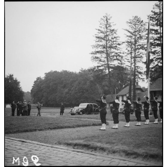 Un détachement de fusiliers marins rend les honneurs au président de la République, Albert Lebrun, à sa descente de voiture lors de son inspection d'un camp d'entraînement.