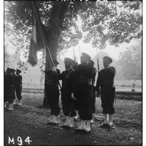 A l'arrivée du président de la République pour une visite dans un camp d'entraînement de fusiliers marins, le drapeau et sa garde rendent les honneurs.