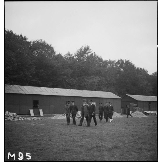 Le président de la République, Albert Lebrun, accompagné du ministre de la Marine, César Campinchi, et du chef d'état-major de la Marine, l'amiral de la flotte François Darlan, visite un camp d'entraînement de fusiliers marins.