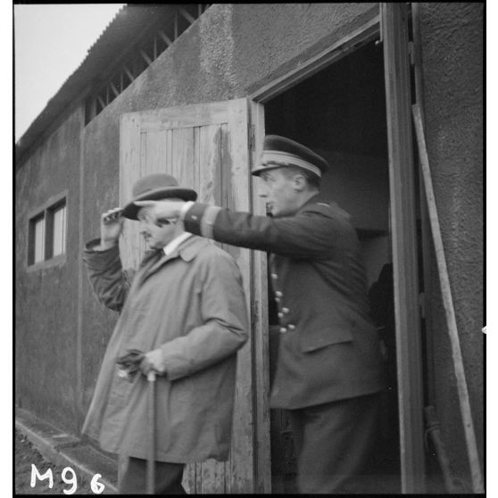 Le président de la République, Albert Lebrun, visite un camp d'entraînement de fusiliers marins sous la conduite du capitaine de corvette commandant le camp.