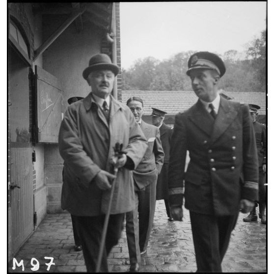 Le président de la République, Albert Lebrun, accompagné du ministre de la Marine, César Campinchi, visite un camp d'entraînement de fusiliers marins sous la conduite du capitaine de corvette commandant le camp.