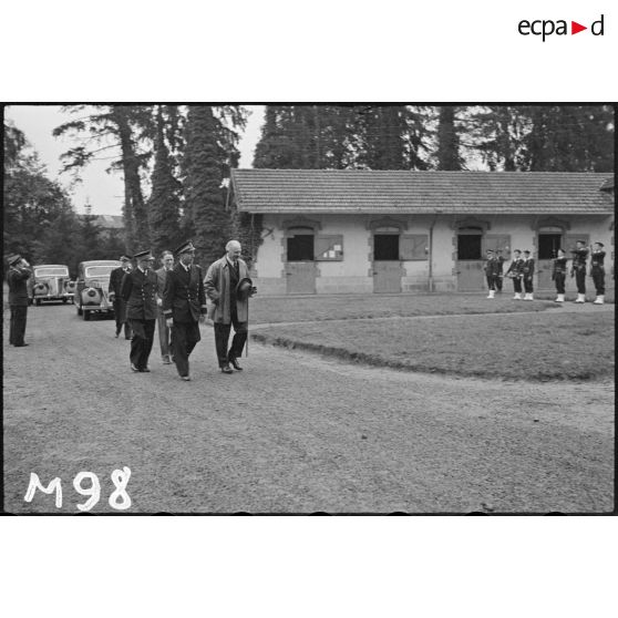 Un détachement de fusiliers marins rend les honneurs au président de la République, Albert Lebrun, à sa descente de voiture lors de son inspection d'un camp d'entraînement.