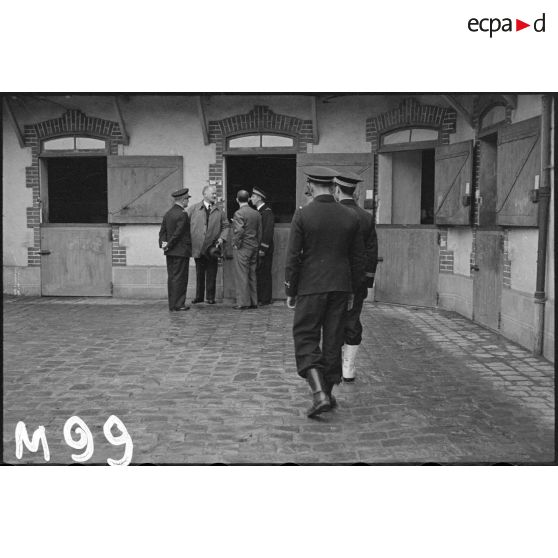 Le président de la République, Albert Lebrun, accompagné du ministre de la Marine, César Campinchi, et du chef d'état-major de la Marine, l'amiral de la flotte François Darlan, visite un camp d'entraînement de fusiliers marins sous la conduite du capitaine de corvette commandant le camp.