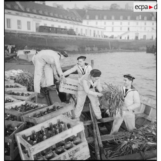 Chargement de vivres à bord de chaloupes à Brest.