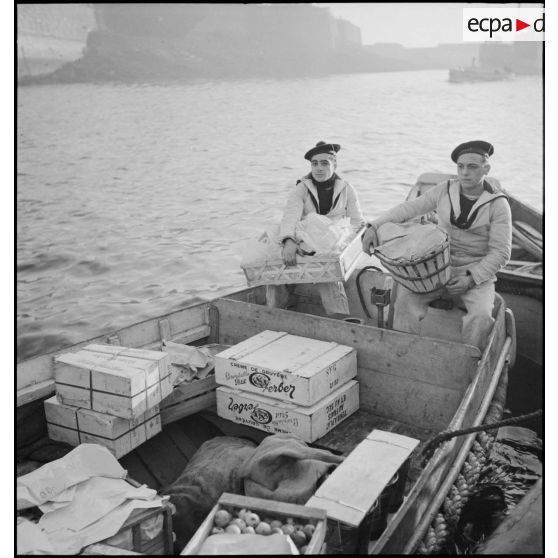 Marins et vivres à bord d'une chaloupe à Brest.