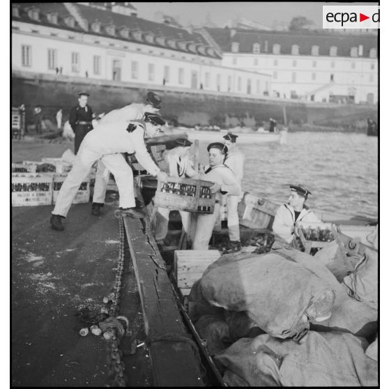 Chargement de vivres à bord de chaloupes à Brest.