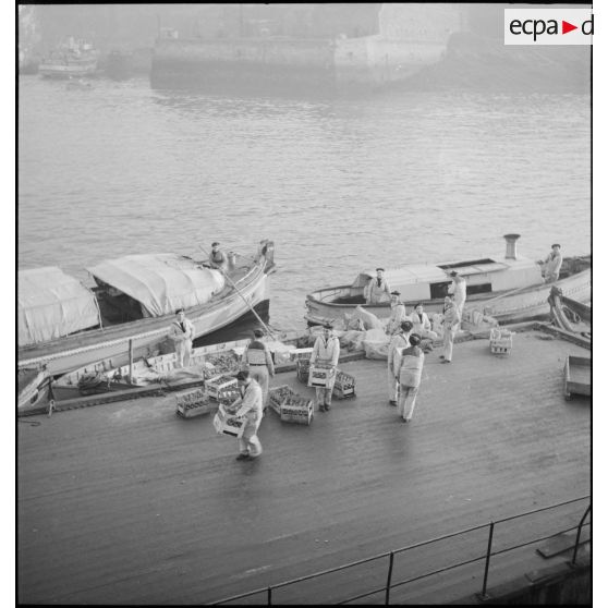 Chargement de vivres à bord de chaloupes à Brest.