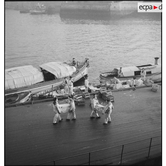 Chargement de vivres à bord de chaloupes à Brest.
