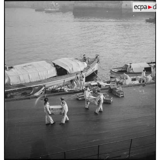 Chargement de vivres à bord de chaloupes à Brest.