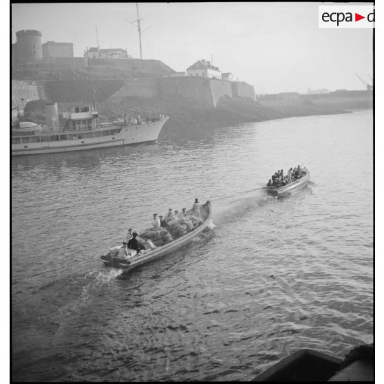 Ravitaillement des navires au mouillage dans le port de Brest.
