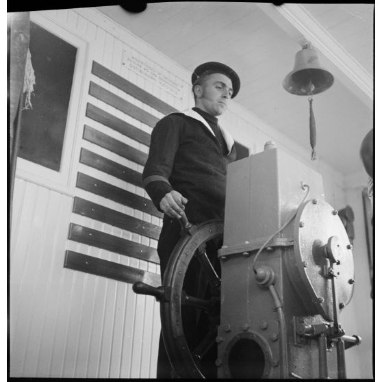 L'homme de barre ou timonier à bord du pétrolier Bourgogne.