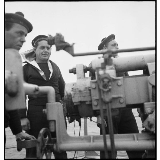 Des canonniers chargent un canon de 90 mm sur le pétrolier Bourgogne.