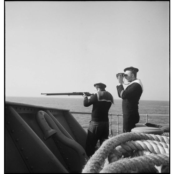 Deux canonniers du pétrolier Bourgogne ont repéré une mine dérivante.