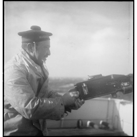 Servant d'une mitrailleuse Saint-Etienne M1907 à bord du pétrolier Bourgogne.