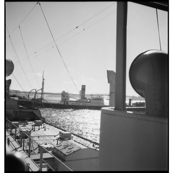 Le pétrolier Bourgogne, réquisitionné par la Marine nationale, croise la route du cargo marchand italien Capo Noli.