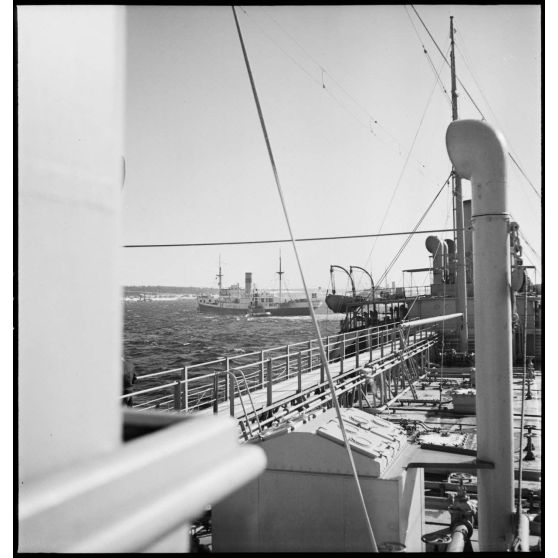 Le pétrolier Bourgogne, réquisitionné par la Marine nationale, croise la route du cargo marchand italien Capo Noli.