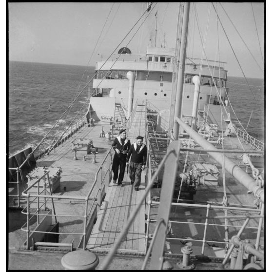 Le pont du pétrolier Bourgogne réquisitionné par la Marine nationale.