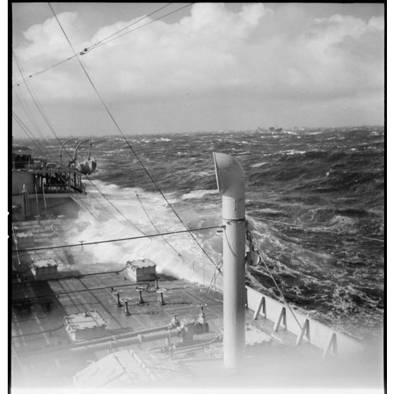 La plage avant du pétrolier Bourgogne réquisitionné par la Marine nationale.