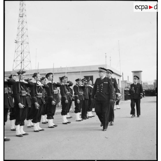 Le vice-amiral d'escadre Jules Le Bigot, préfet maritime, arrive sur la base d'aéronautique navale de Cherbourg où il passe en revue une compagnie d'honneur.