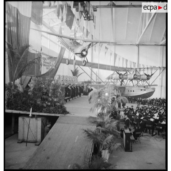 Hangar de la base d'aéronautique navale de Cherbourg dans lequel se déroule le tirage de la tranche de la Marine de la loterie nationale.