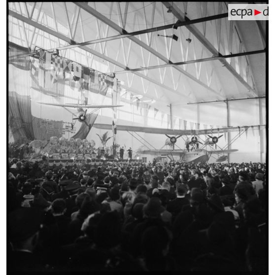 Hangar de la base d'aéronautique navale de Cherbourg dans lequel se déroule le tirage de la tranche de la Marine de la loterie nationale.