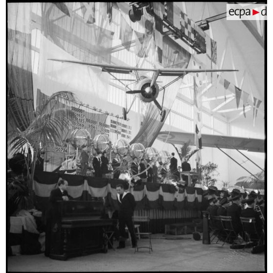 Estrade dans un hangar de la base d'aéronautique navale de Cherbourg où se déroule le tirage de la tranche de la Marine de la loterie nationale.
