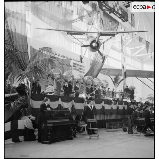strade dans un hangar de la base d'aéronautique navale de Cherbourg où se déroule le tirage de la tranche de la Marine de la loterie nationale.