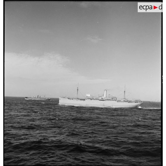 Vue bâbord de cargos faisant partie d'un convoi entre la France et l'Afrique française du Nord (AFN).