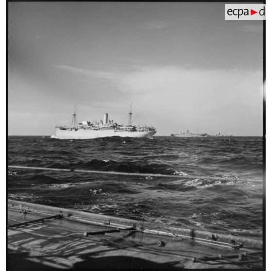 Vue bâbord de cargos faisant partie d'un convoi entre la France et l'Afrique française du Nord (AFN).