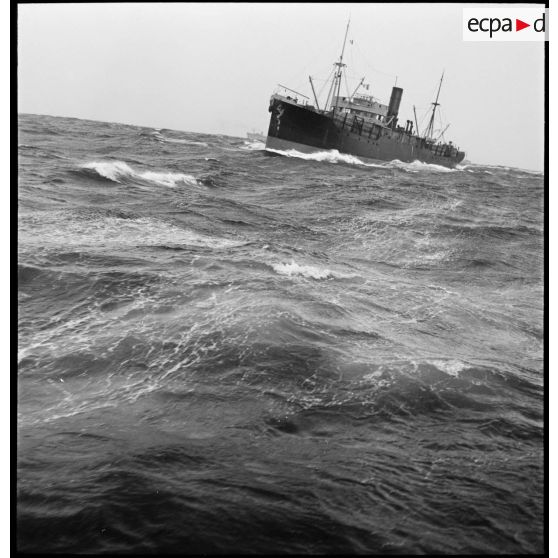 Vue bâbord trois quarts avant d'un cargo dans un convoi entre la France et l'Afrique française du Nord (AFN).