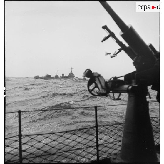 Vue tribord d'un navire d'escorte d'un convoi entre la France et l'Afrique française du Nord (AFN).