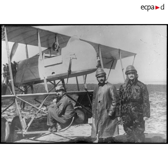 Ste Menehould : aviation, lieutenant Garriau et sergent Marchal devant leur appareil au retour d’une mission. [légende d’origine]