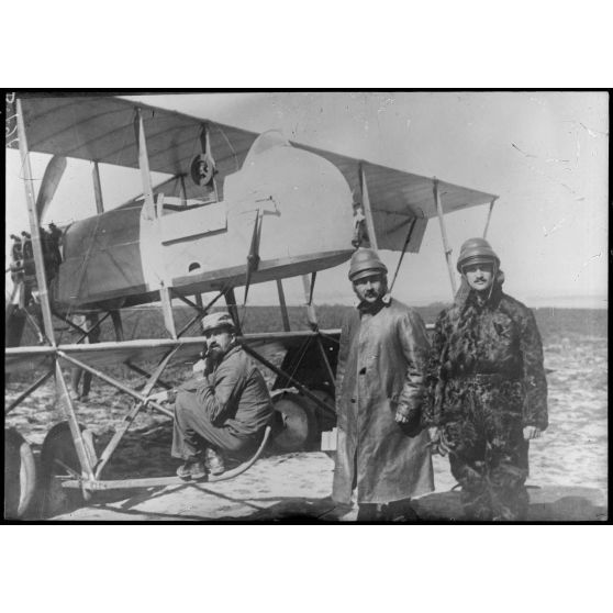 Ste Menehould : aviation, lieutenant Garriau et sergent Marchal devant leur appareil au retour d’une mission. [légende d’origine]