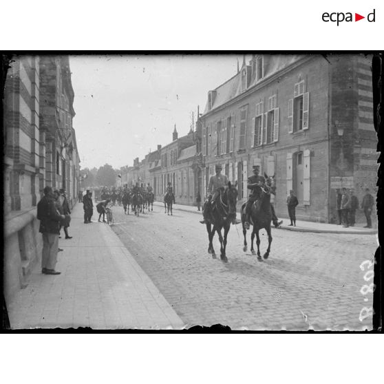 Général Humbert, commandant la 3e armée venant de passer en revue le 151e de ligne, traverse Ste Menehould avec son escorte. [légende d’origine]
