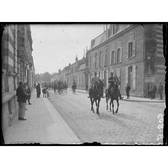 Général Humbert, commandant la 3e armée venant de passer en revue le 151e de ligne, traverse Ste Menehould avec son escorte. [légende d’origine]