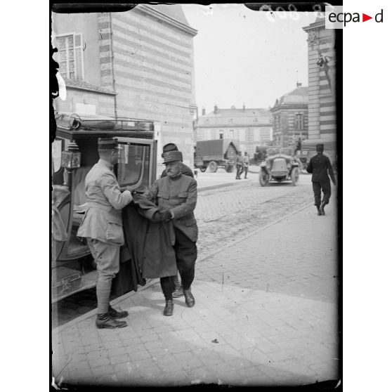 Général Castelnau arrivant au QG à Ste Menehould. [légende d’origine]