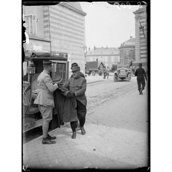 Général Castelnau arrivant au QG à Ste Menehould. [légende d’origine]