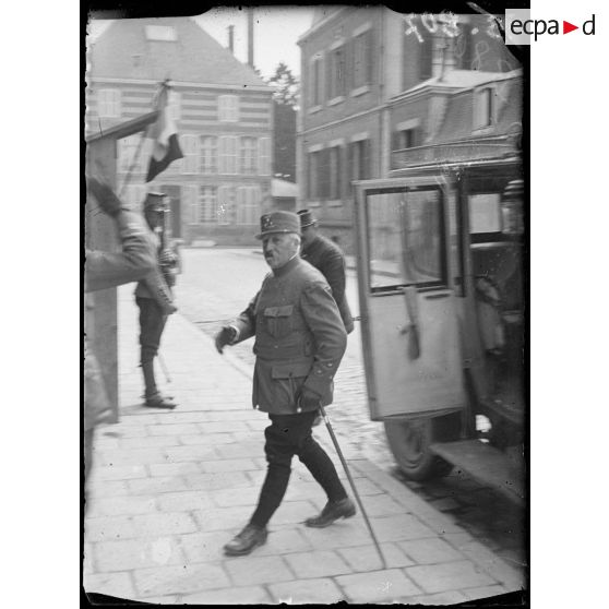 Général Castelnau arrivant au domicile du général Humbert à Ste Menehould. [légende d’origine]