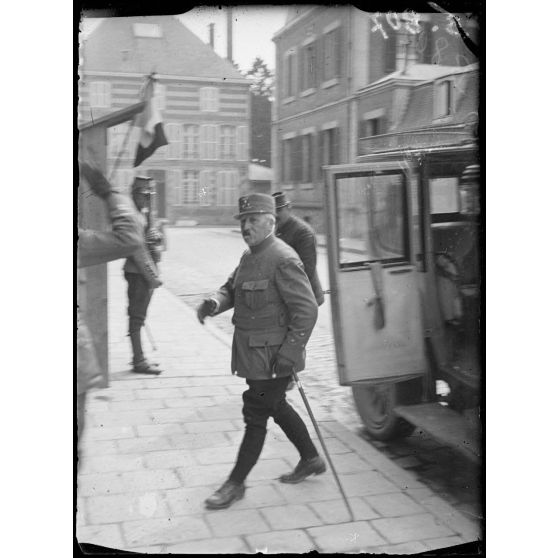 Général Castelnau arrivant au domicile du général Humbert à Ste Menehould. [légende d’origine]