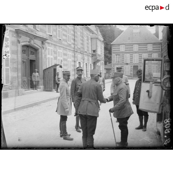 Général Lyautey et général Humbert accompagnent le général Castelnau après sa visite. [légende d’origine]