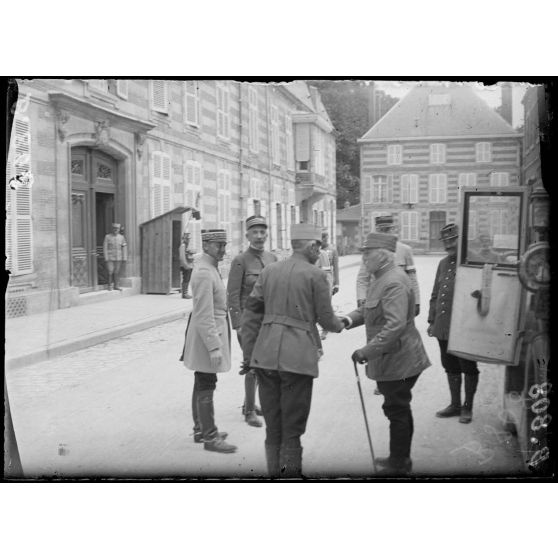 Général Lyautey et général Humbert accompagnent le général Castelnau après sa visite. [légende d’origine]