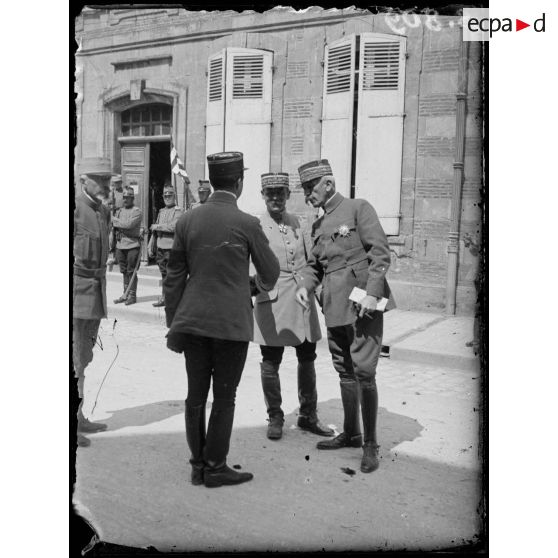 Général Lyautey et général Humbert devant la demeure de ce dernier. [légende d’origine]