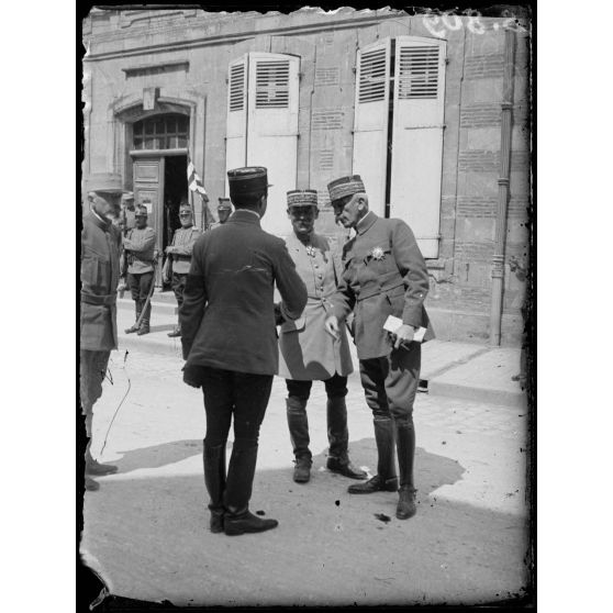 Général Lyautey et général Humbert devant la demeure de ce dernier. [légende d’origine]