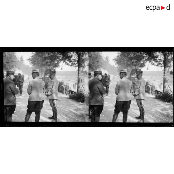 Route du Four de Paris : général Leconte causant à ses officiers devant leurs cagnas. [légende d’origine]