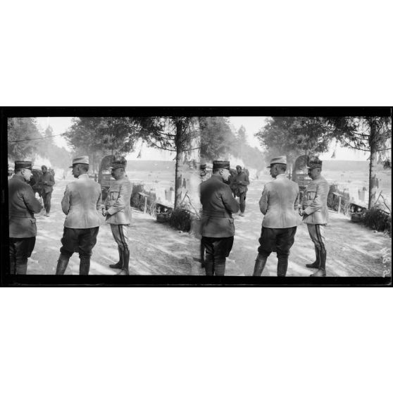 Route du Four de Paris : général Leconte causant à ses officiers devant leurs cagnas. [légende d’origine]