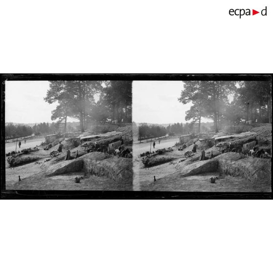 Camp Déville sur le route du Four de Paris, au fond, cimetière de soldats. [légende d’origine]