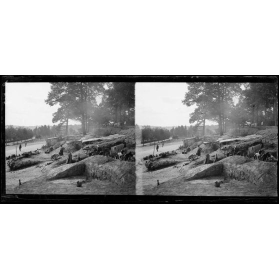 Camp Déville sur le route du Four de Paris, au fond, cimetière de soldats. [légende d’origine]