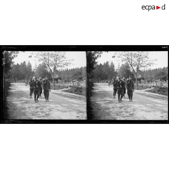 Route du Four de Paris : transport d’un blessé. [légende d’origine]