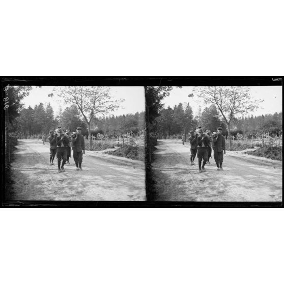 Route du Four de Paris : transport d’un blessé. [légende d’origine]